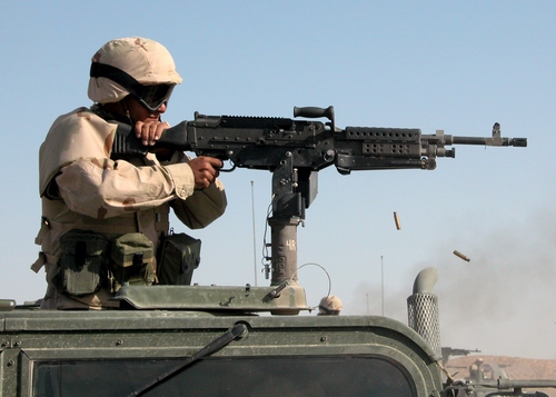 Un soldato americano impugna una mitragliatrice M240