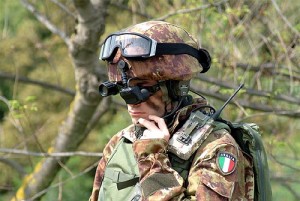 Un soldato italiano indossa l'equipaggiamento Soldato Futuro sistemi integrati