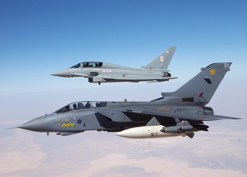 Un Tornado e un Typhoon in formazione