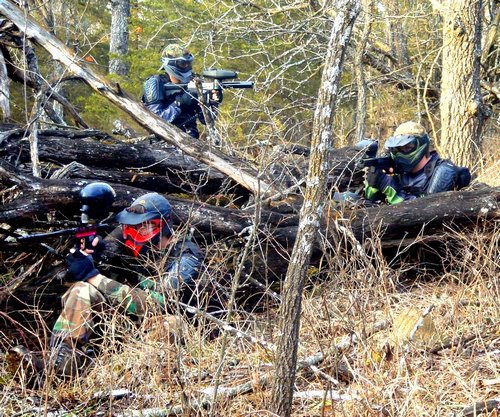 Squadra di Paintball all'aperto