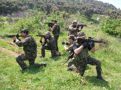 Squadra di softgunners durante una combat