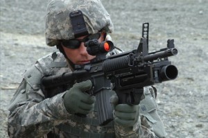 Un soldato USA imbraccia un M4A1 equipaggiato con lanciagranate M320