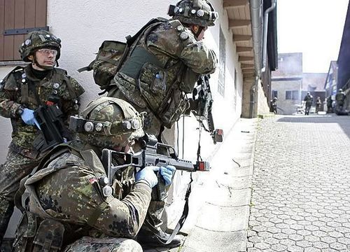 Squadra di Laser Tag in combat Outdoor