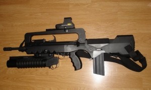 FAMAS equipaggiato con lanciagranate M203