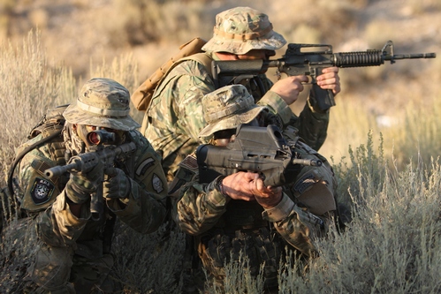 Un softgunners imbraccia un FN F2000 ASG per softair