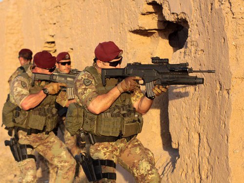 Incursori paracadutisti del IX Reggimento Col Moschin in azione