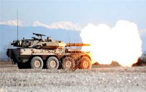 Un B1 Centauro spara con il cannonte da 105mm