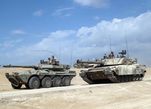 Carri Centauro e Ariete dell'Esercito Italiano in formazione 