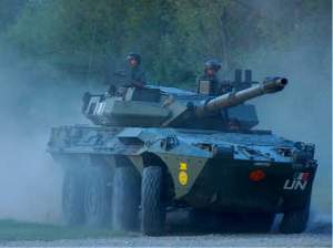 Un carro B1 Centauro in movimento veloce