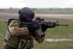Incursore del Col Moschin armato di M4