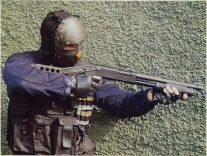 Un operatore NOCS indossa la maschera protettiva durante operazione