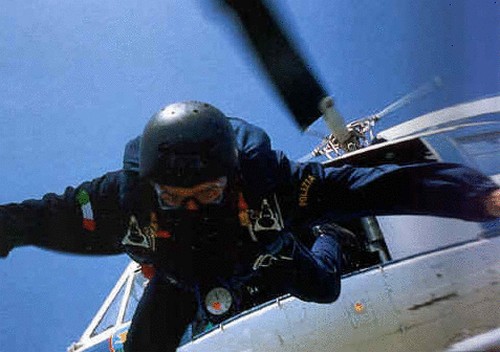 Un operatore NOCS si lancia da un elicottero durante una missione
