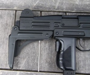 UZI SMG Tokyo Marui sicura sul dorso del impugnatura 