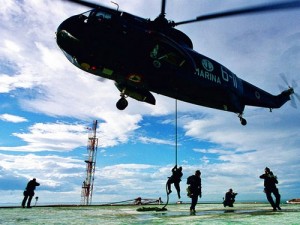 Incursori si calano da un elicottero della Marina Militare durante una missione