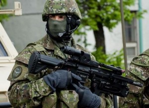 Forze Speciali con fucile d'assalto HK416 accessoriato