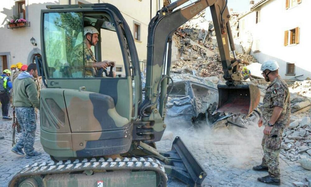 Militare del Genio in azione ad Amatrice con un mini escavatore