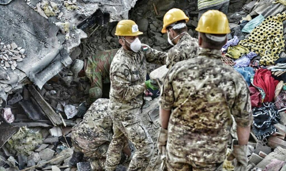 Militari a mano sgomberano macerie ad Amatrice