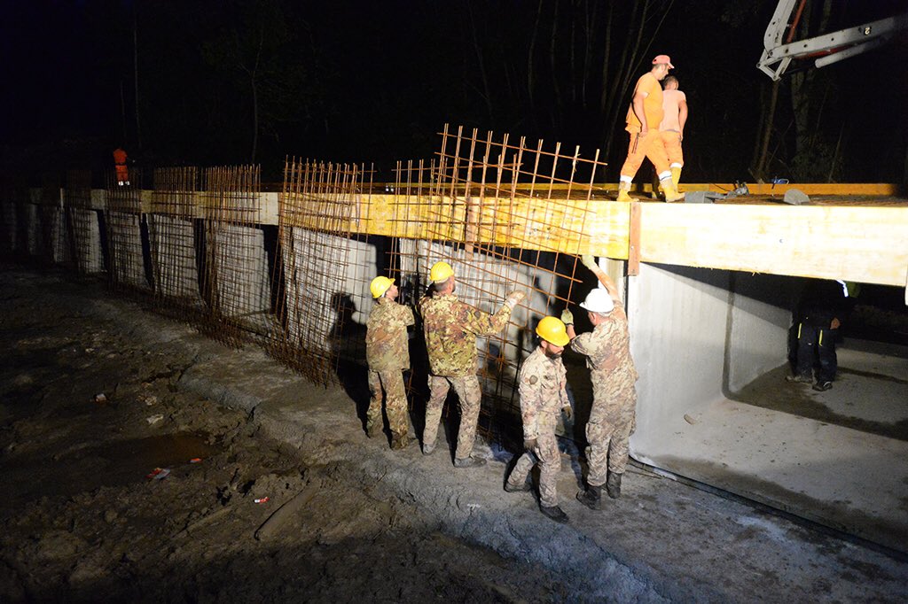 Militari al lavoro per viabilità terremoto Amatrice