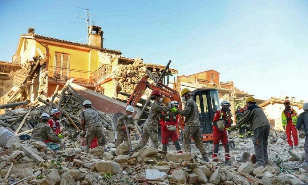 Militari al lavoro tra le macerie di Amatrice