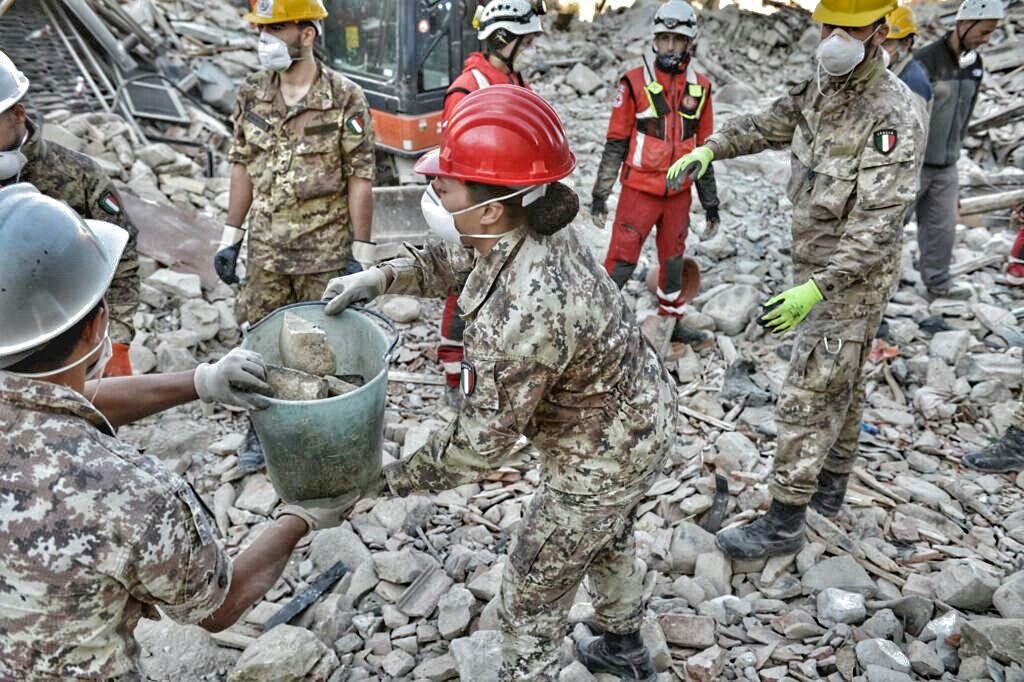 Soldatessa con i colleghi nelle operazioni di soccorso ad Amatrice