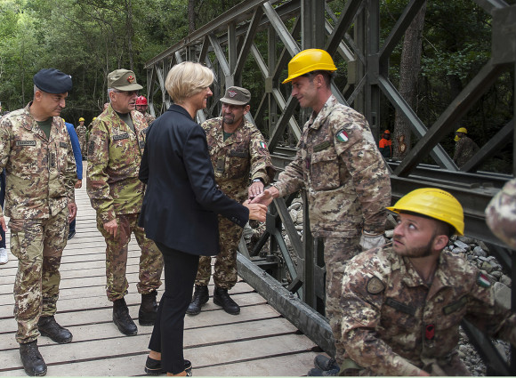 il-ministro-della-difesa-pinotti-ad-amatrice-nel-dopo-sisma-3