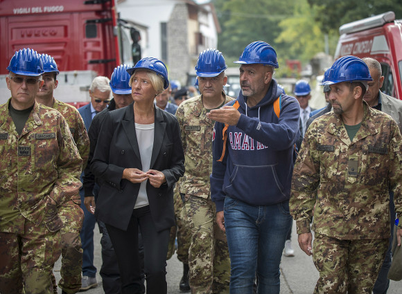 il-ministro-della-difesa-pinotti-ad-amatrice-nel-dopo-sisma