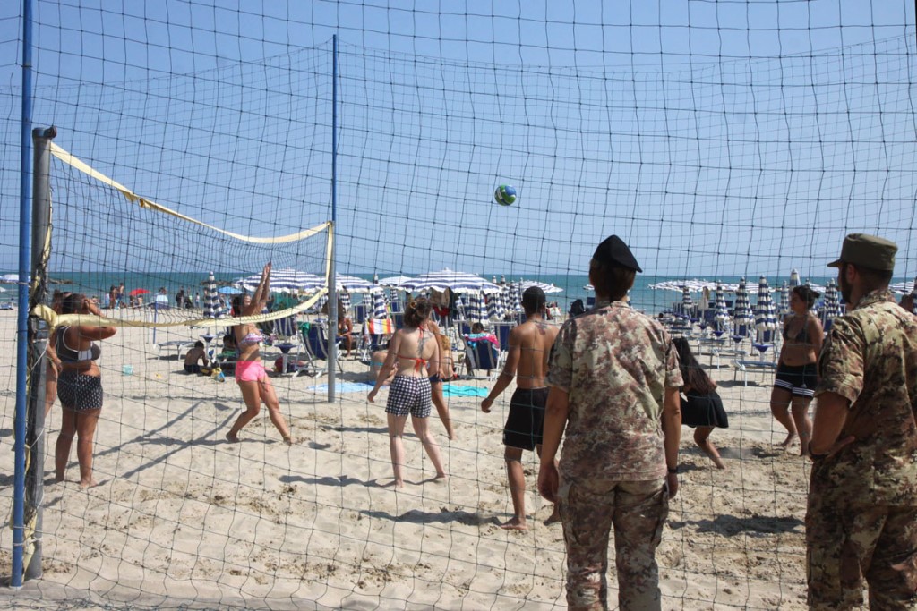 Ragazzi al mare con soldati