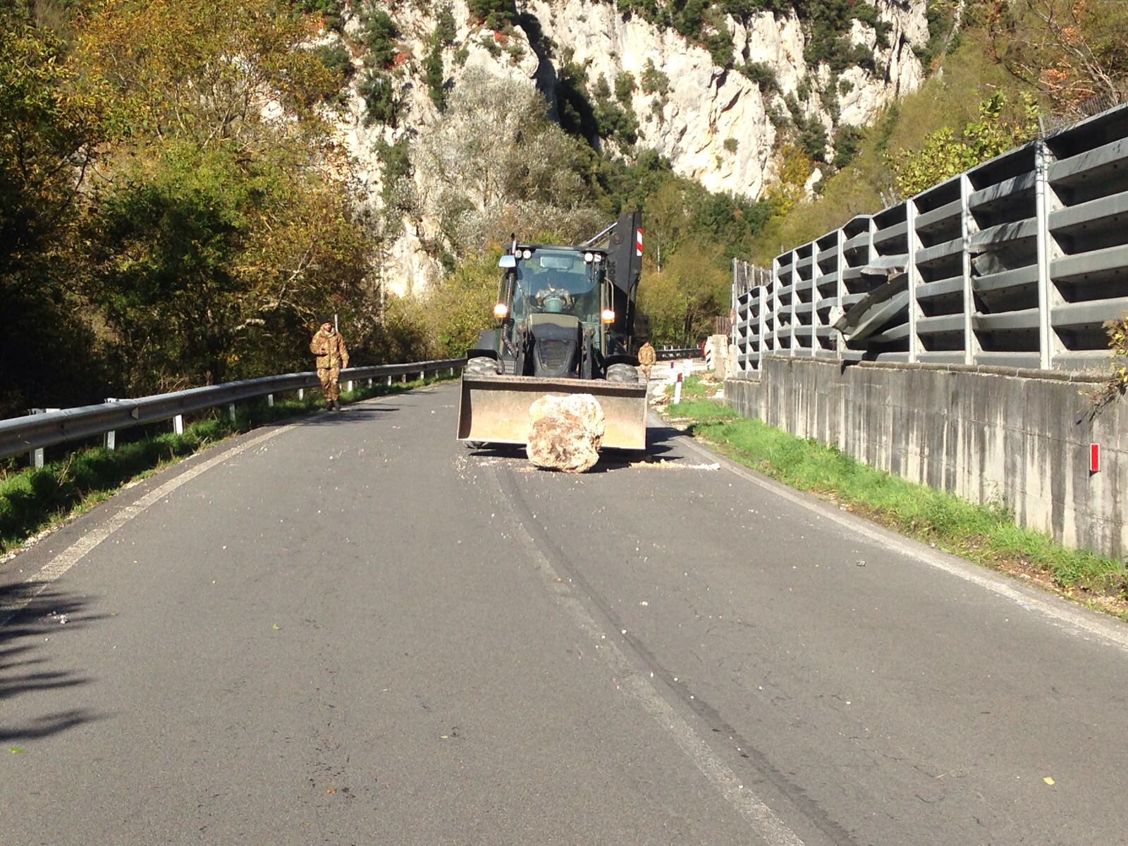 macchine-movimento-terra-dellesercito-per-ripristinare-viabilita-zone-colpite-dal-sisma