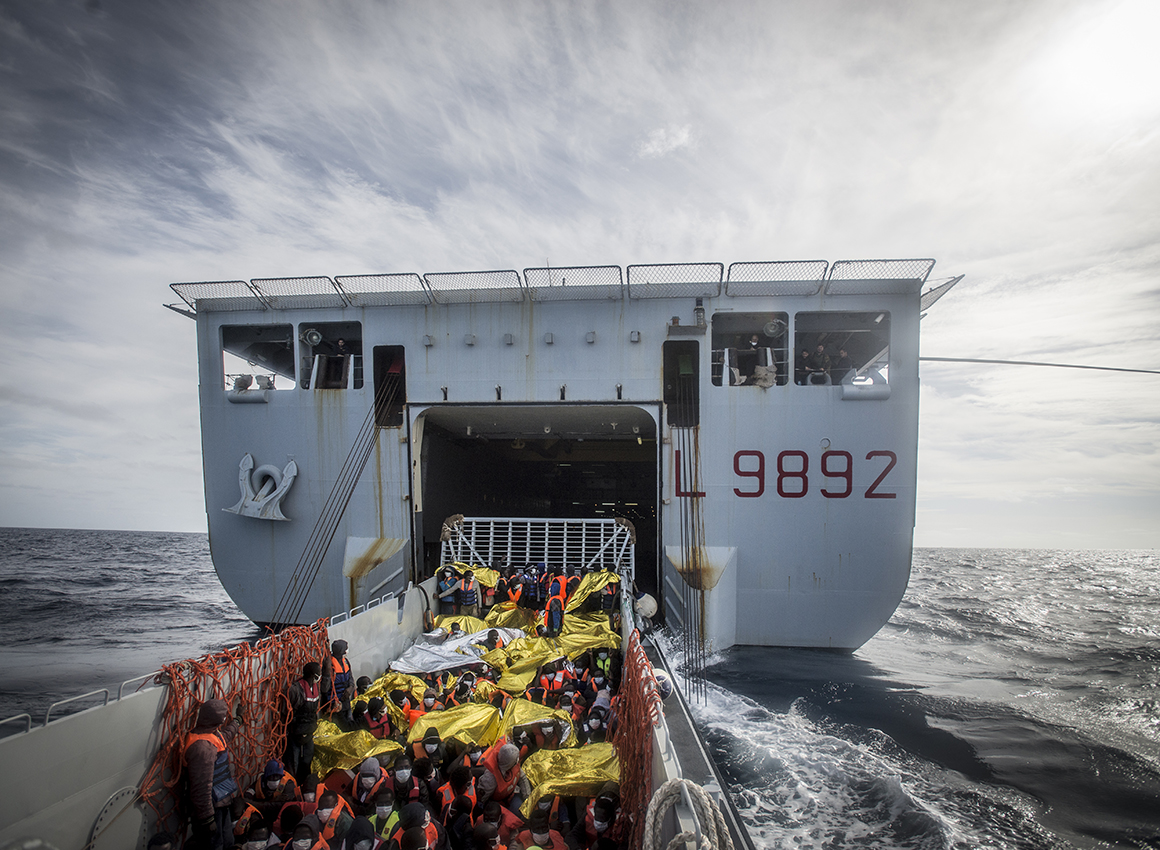 migranti-militari-allopera