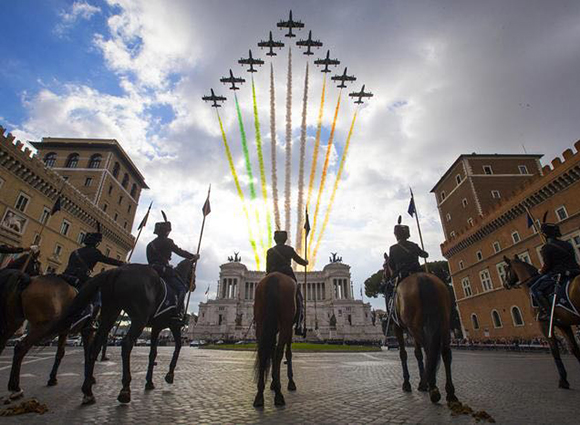 frecce-tricolori-in-volo-su-altare-della-patria