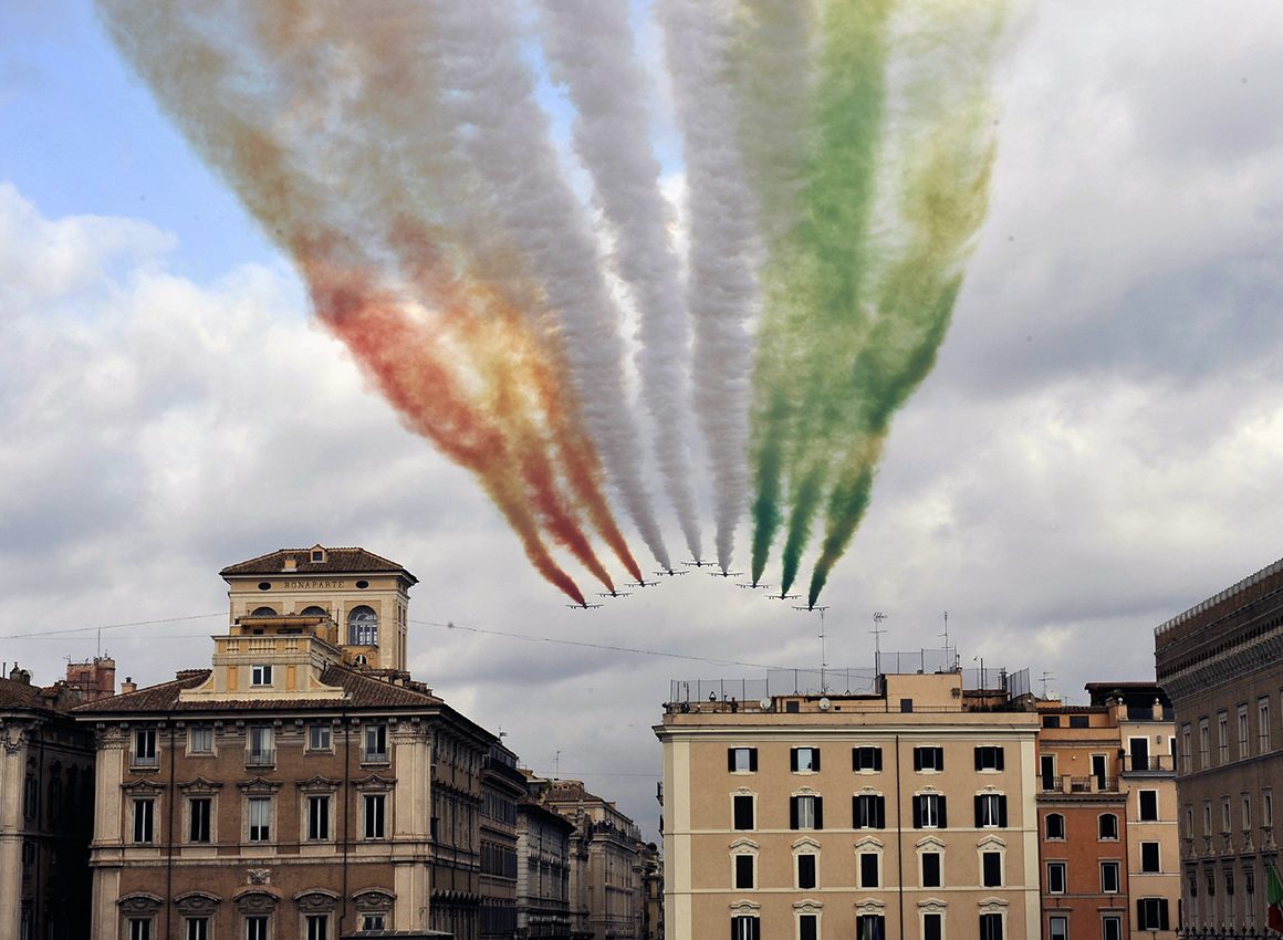 frecce-tricolori-in-volo-su-piazza-venezia