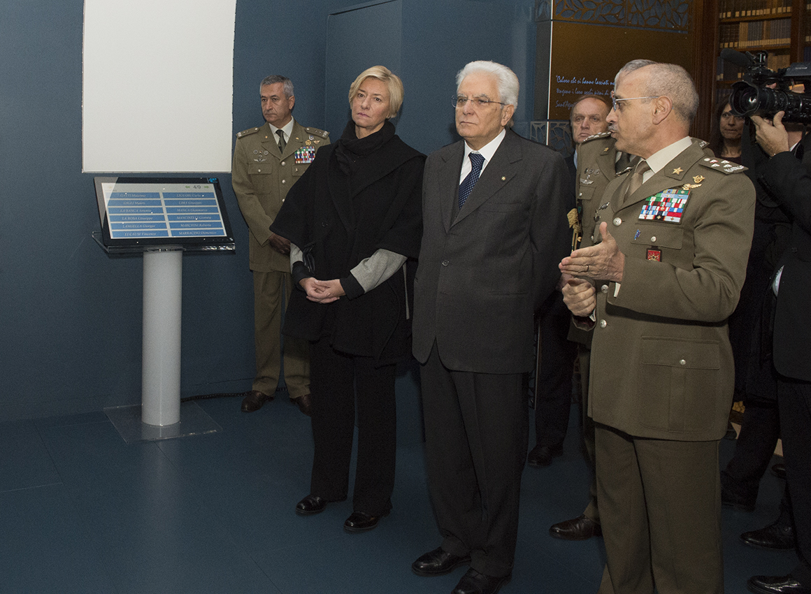 il-generale-errico-illustra-la-nuova-sala-della-memoria-al-presidente-mattarella-e-al-ministro-pinotti