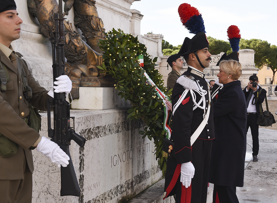 il-ministro-pinotti-depone-una-corona-di-alloro-nella-giornata-del-ricordo-dei-caduti-nelle-missioni-internazionali-di-pace-2