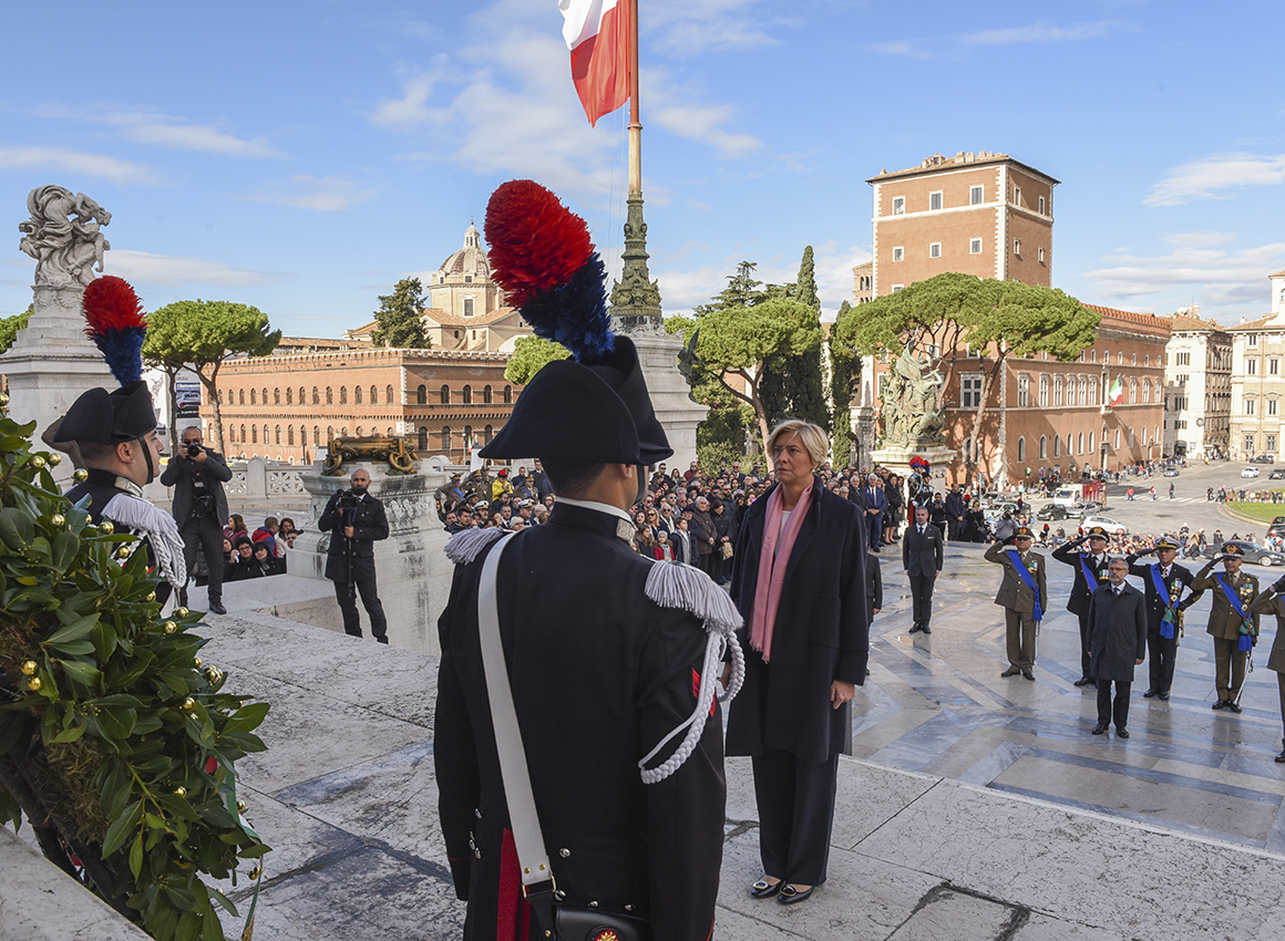 il-ministro-pinotti-depone-una-corona-di-alloro-nella-giornata-del-ricordo-dei-caduti-nelle-missioni-internazionali-di-pace