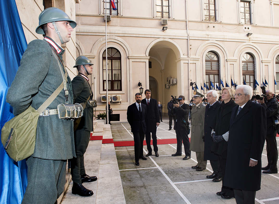 il-presidente-mattarella-si-appresta-a-scoprire-la-campana-del-dovere