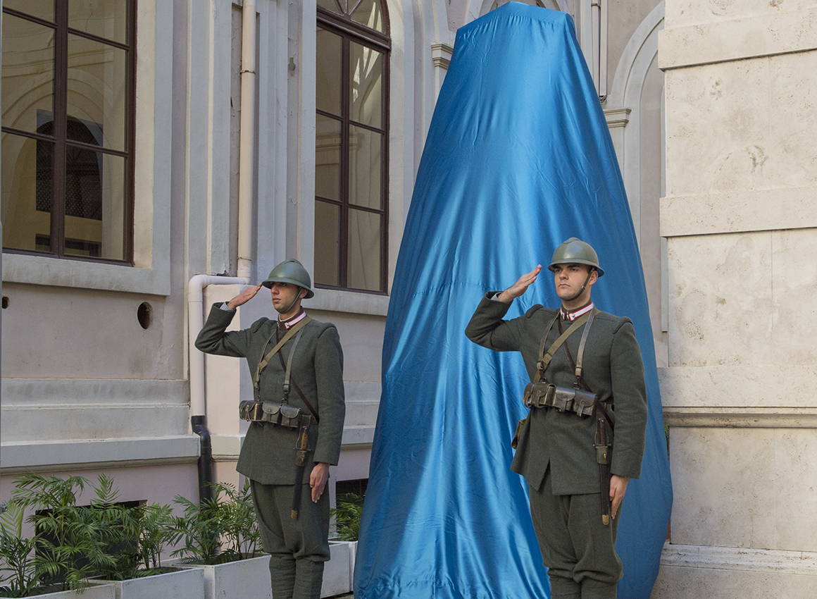 la-campana-del-dovere-ancora-coperta-dal-telo-in-attesa-dello-scoprimento-da-parte-del-presidente-mattarella