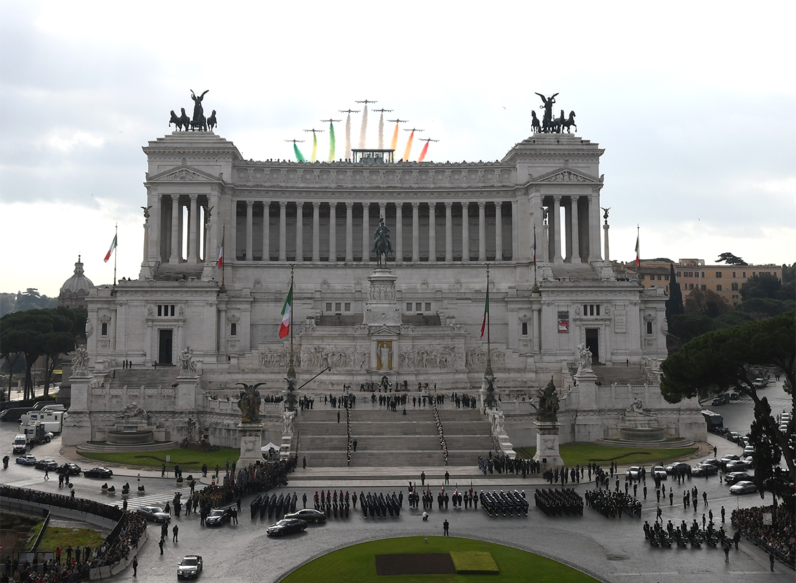 parata-militare-e-frecce-tricolori-su-altare-della-patria