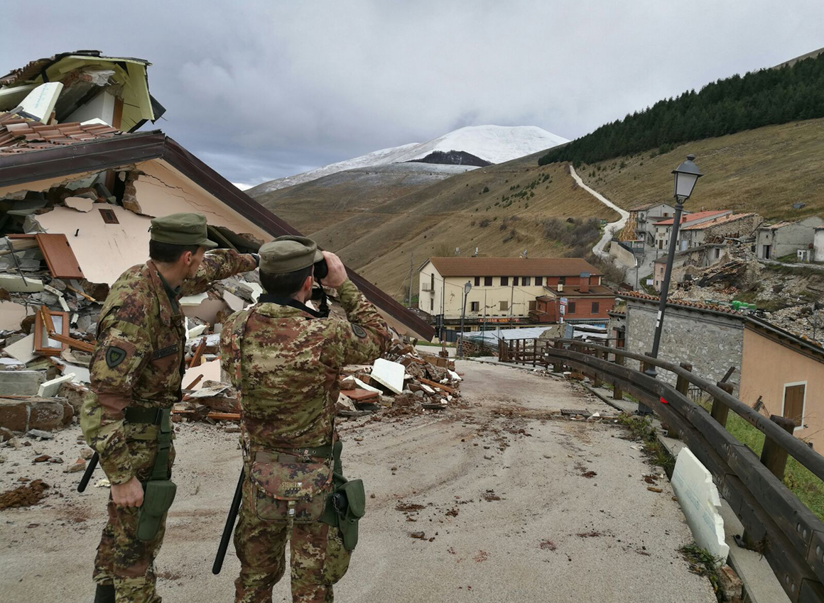 Terremoto, salgono a 1900 i militari al lavoro