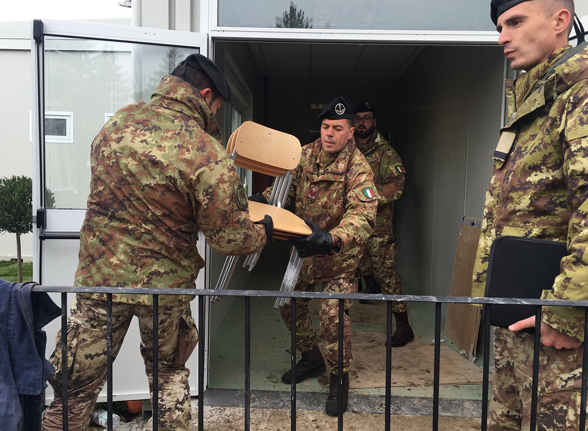 terremoto-centro-italia-militari-impegnati-per-riaprire-una-scuola