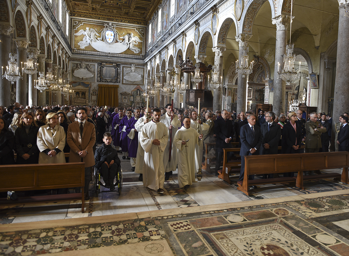 autorita-e-familiari-intervenuti-messa-giornata-in-memoria-caduti-missioni-di-pace