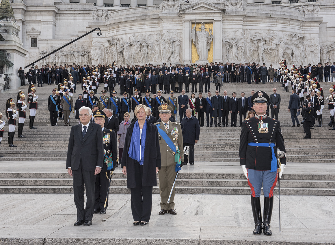 presidente-repubblica-e-ministro-pinotti-altare-patria-4-novembre