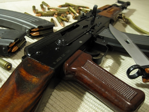 AK-47 Kalashnikov con munizioni e baionetta