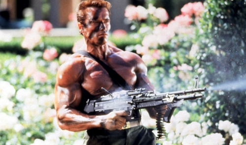 Schwarzenegger imbraccia un M60 nel film Commando