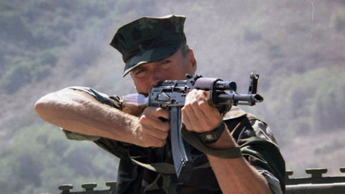 Gunny spara con un AK-47 Kalashnikov