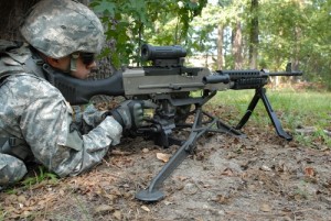 Un soldato imbraccia una M240B montanta su trapiede M192