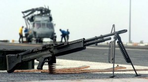 La mitragliatrice M60 con nastri di munizioni