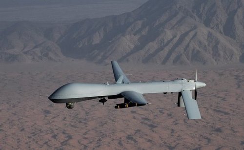 MQ-1 Predator B in volo sul deserto