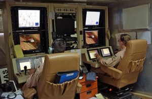 Piloti alla stazione di comando di un MQ-1 Predator