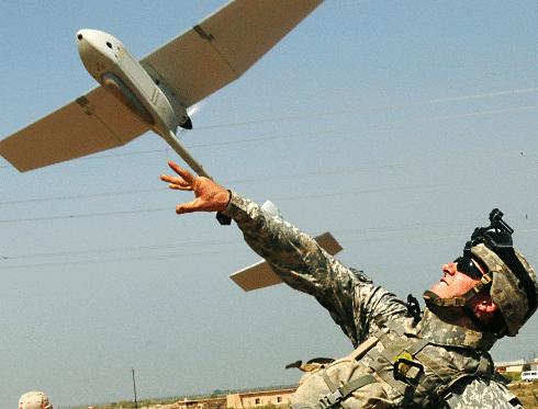 Un soldato lancia un drone RQ-11 Raven
