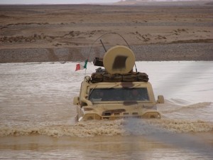 Lince VTLM Anfibio passa guada un fiume